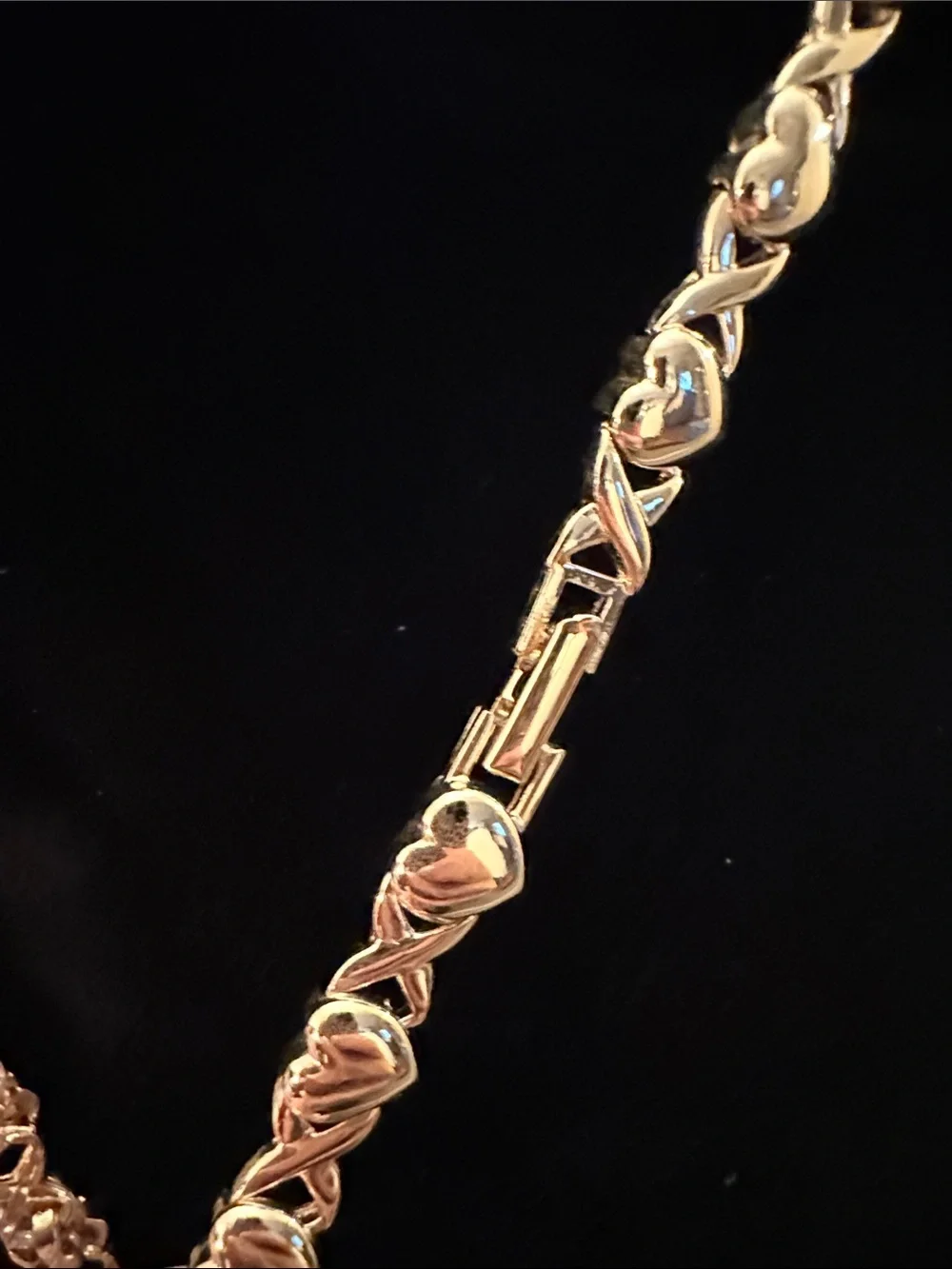 Vintage Gold Tone XOXO Hugs & Kisses Heart Link Stampato Choker Necklace